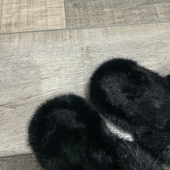 Saint Laurent Bleach fur sandals in black - Picture 4 of 8